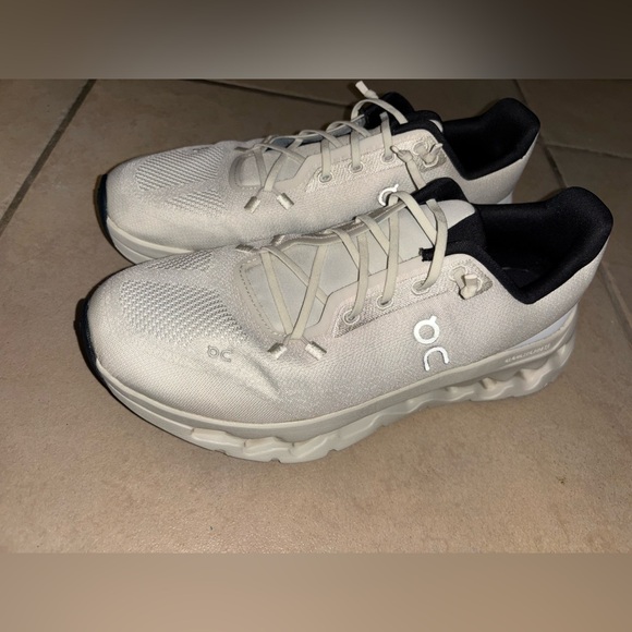 On Running OQ Men's White and Black Athletic Shoes - Picture 3 of 8